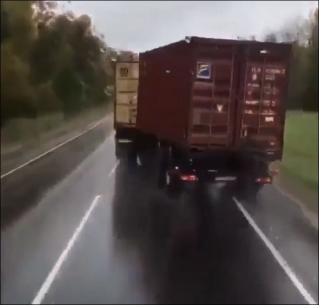 Прицеп грузовика ушел в занос