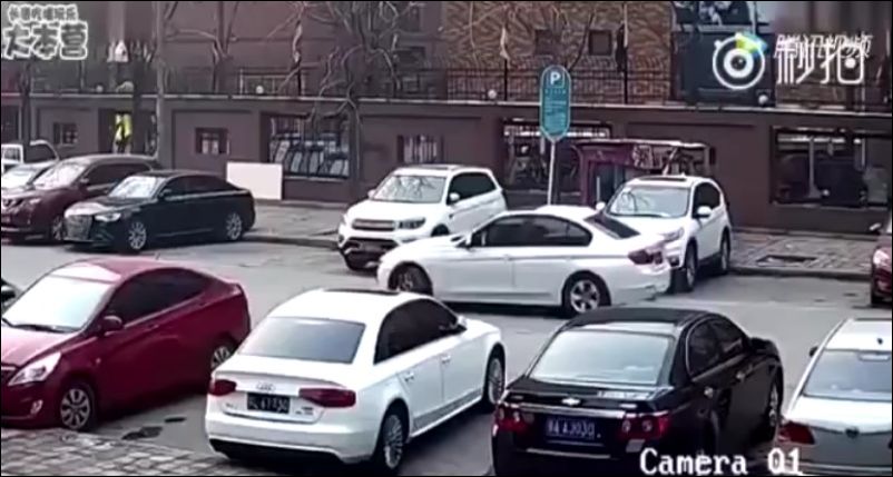 Девушка пытается припарковаться