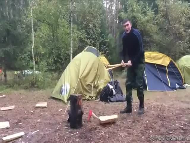Забавный фэйл во время рубки дров