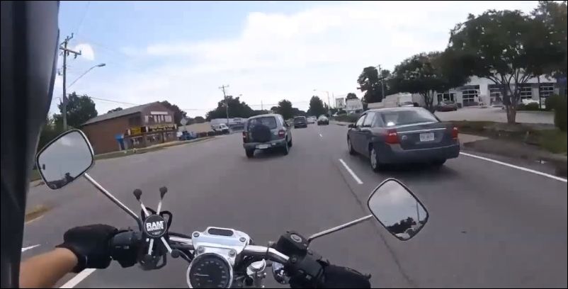 Девушка за рулем машины не заметила мотоциклиста и поплатилась зеркалом