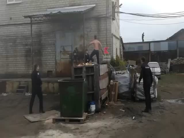 Полицейские задерживают парня под наркотиками в Краснодаре