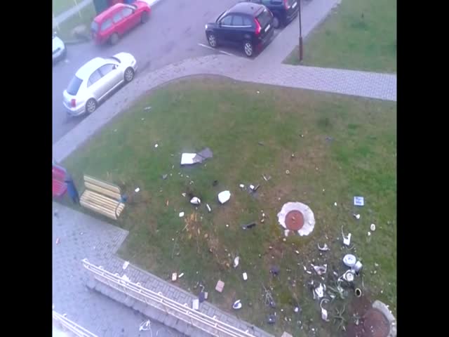 Девушка выкидывает вещи своего парня из окна