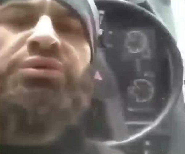 Спокойный дальнобойщик снимает видео после аварии