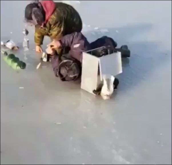 Рыбаки никак не могут встать на лед