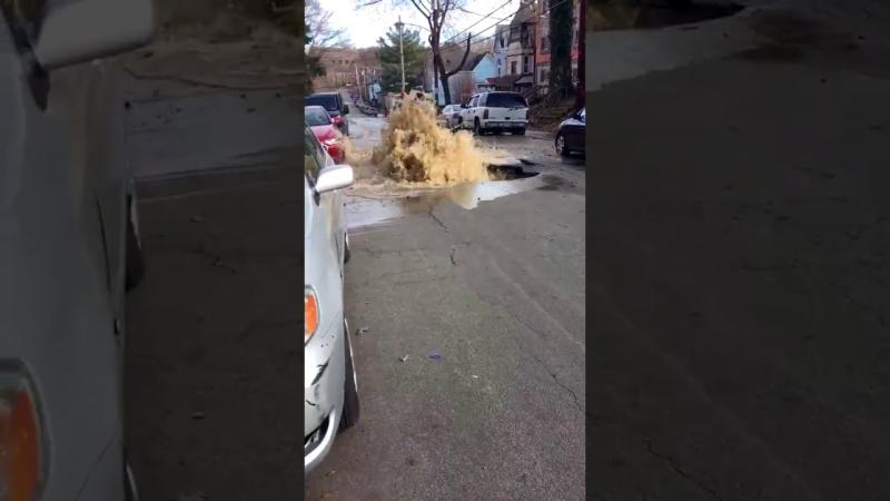 Серьезный прорыв водопровода посреди улицы
