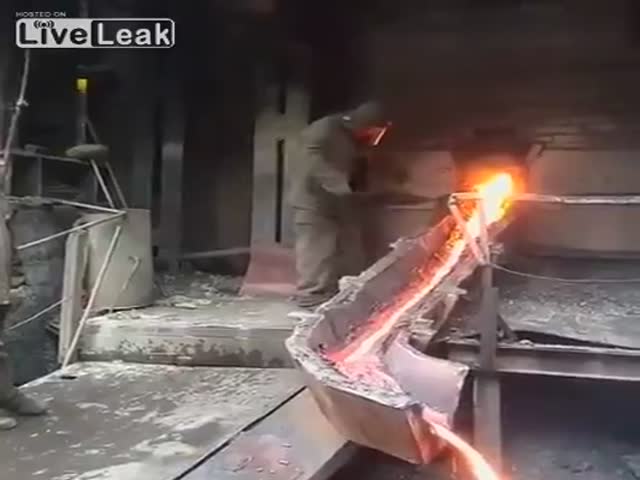 Суровый сталевар голой рукой разбивает расплавленный металл