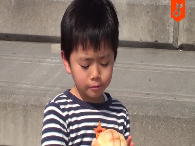 Мальчику не дали доесть его булочку в виде черепашки