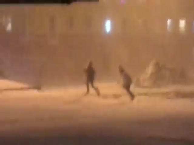 Ветер сдувает пешеходов в Норильске