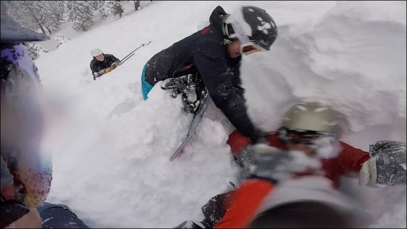 Спасение сноубордиста, застрявшего в сугробе