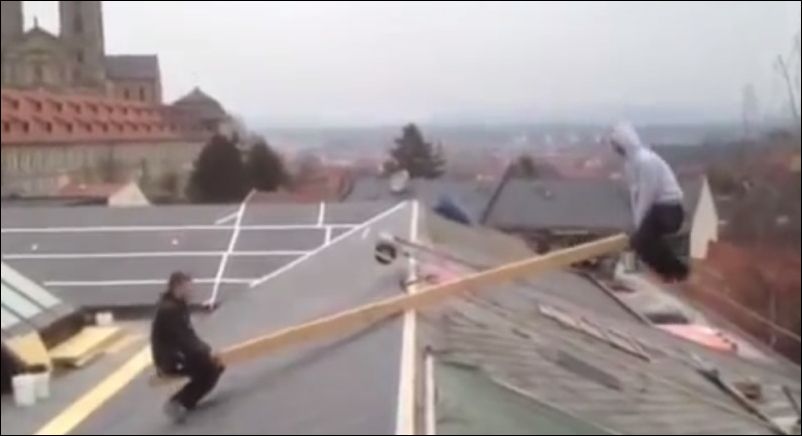 Опасные качели на крыше