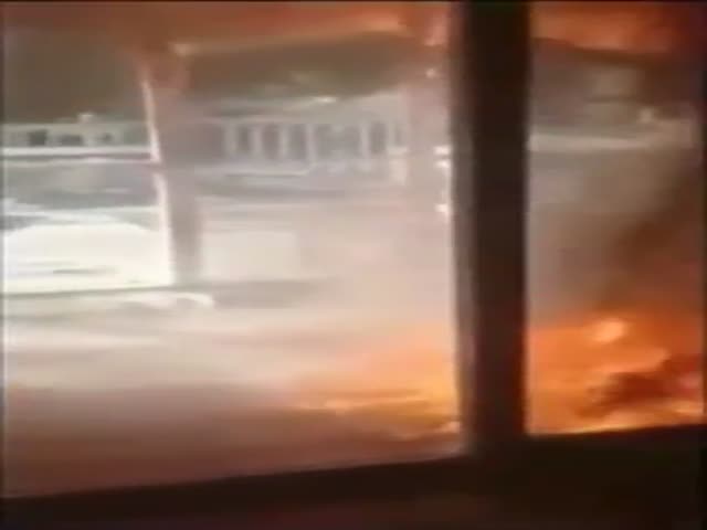 Девушка снимает пожар в собственном доме