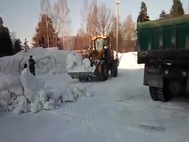 Коммунальщики уничтожают ледовый городок с играющими на нем детьми