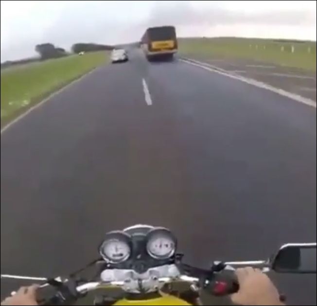 Рисковый мотоциклист попал в аварию