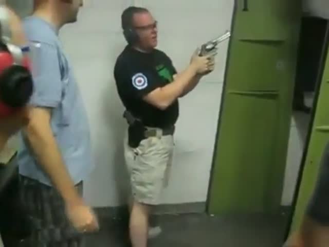 Горе-инструктор показывает как обращаться с пистолетом