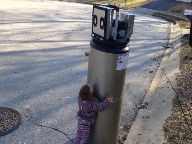 Девочка приняла водонагреватель за робота