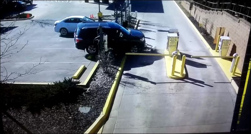 Девушка перепутала педали во время парковки