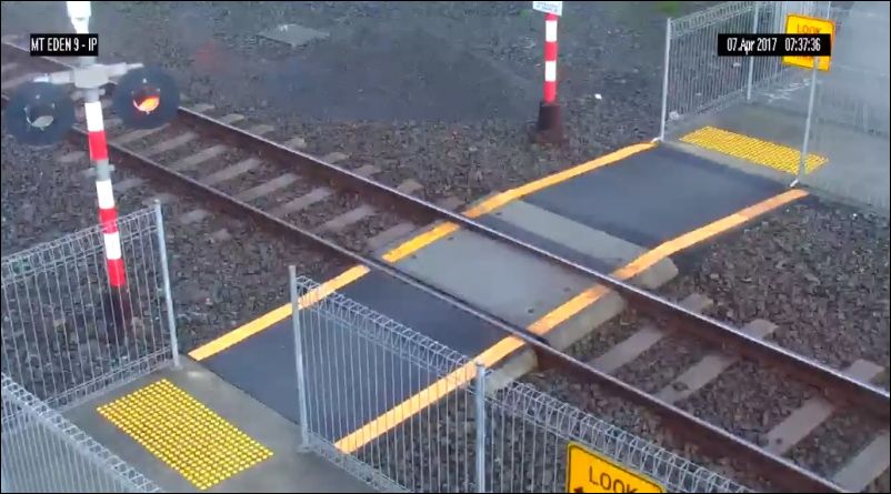 Женщина не заметила приближающийся поезд