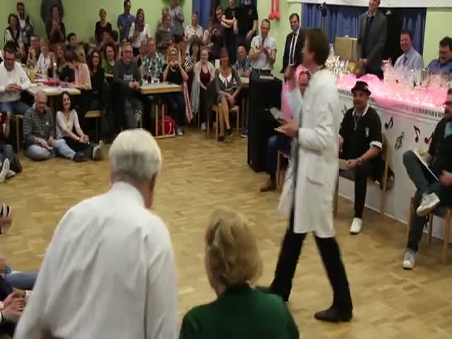 Пожилая пара зажигает на танцевальном конкурсе