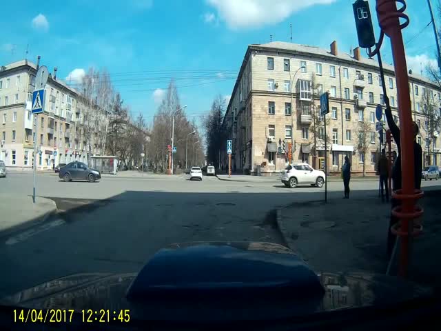 Пешеход неудачно попытался развернуть светофор в правильном направлении