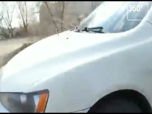 Житель Омска нашел гранату, привязанную к своей машине