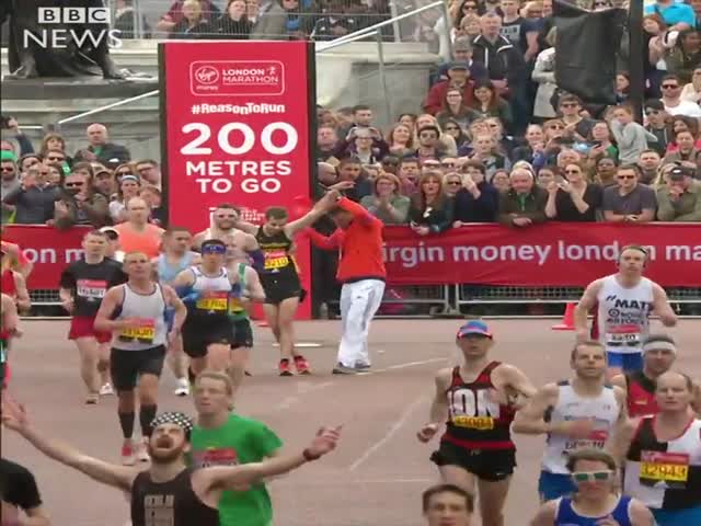 Участник Лондонского марафона помог другому спортсмену добраться до финиша