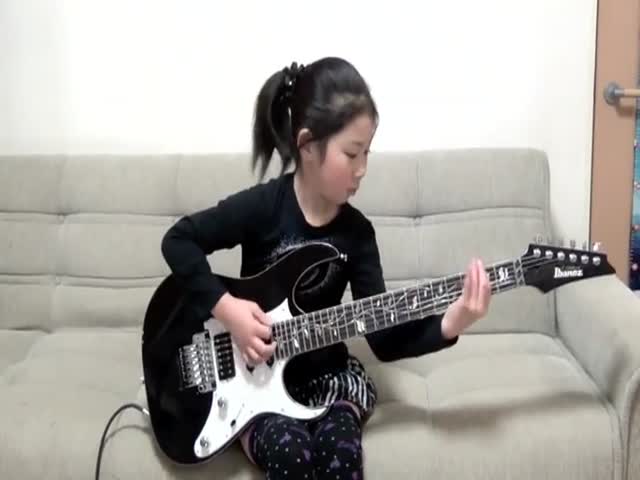 8-летняя девочка прекрасно играет на электрогитаре