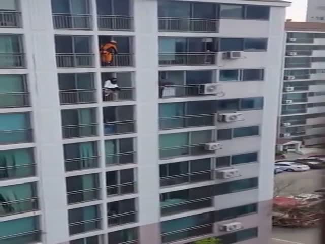 Китайский спасатель выбил девушку-самоубийцу с перил балкона