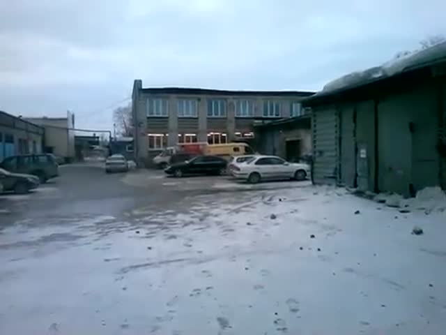 Ветер сорвал крышу здания в Новосибирске