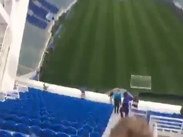 Опасная трибуна на футбольном стадионе в Сочи