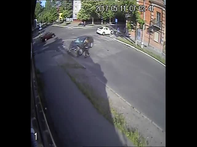 В Кременчуге столкнувшиеся автомобили чуть не сбили девушку