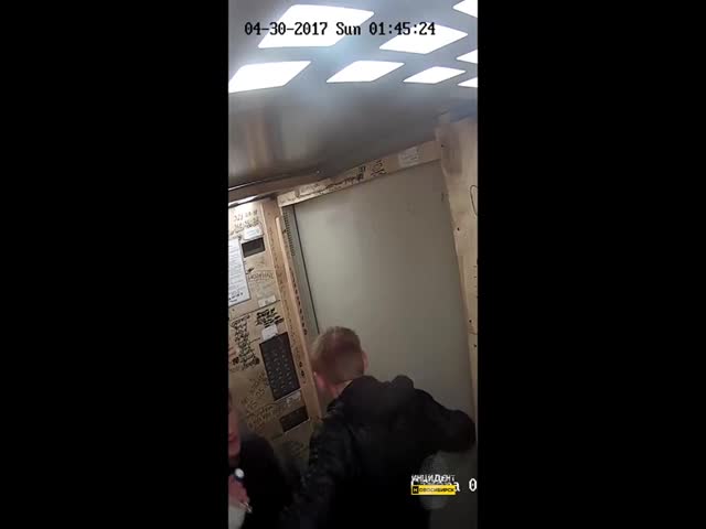 Неадекватные парни крушат лифт в Новосибирске