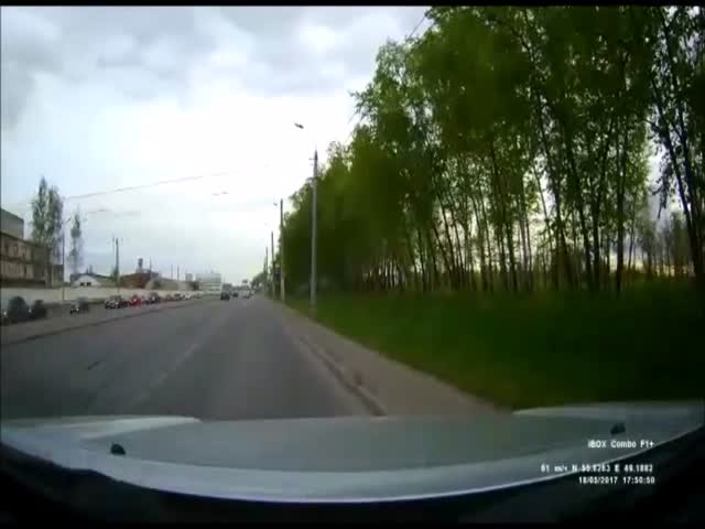 Машина угодила в открытый люк в Казани
