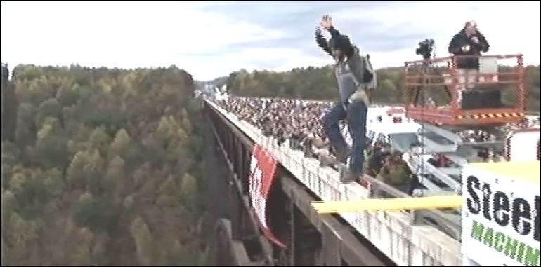 Безумный прыжок с высокого моста
