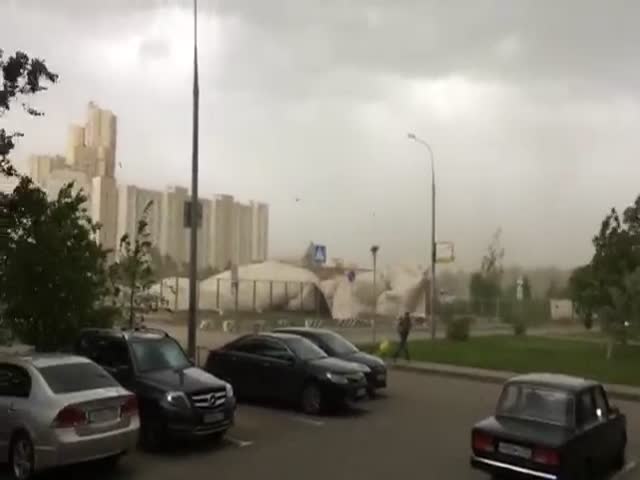 Ветер уничтожает крытый теннисный корт в районе Жулебино в Москве