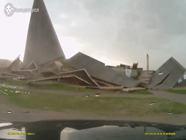 Ураган снес пирамиду Александра Голода на Новорижском шоссе
