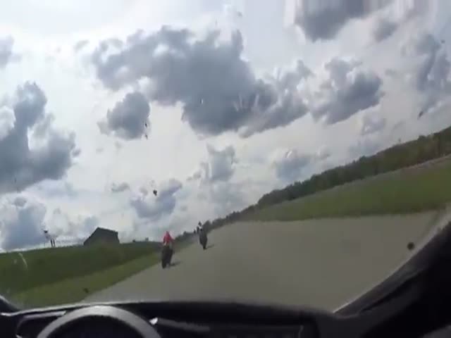 Байкер врезался в неуправляемый мотоцикл во время гонки