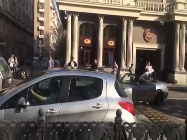 Спорткар Honda S2000 застрял на лежачем полицейском в Москве