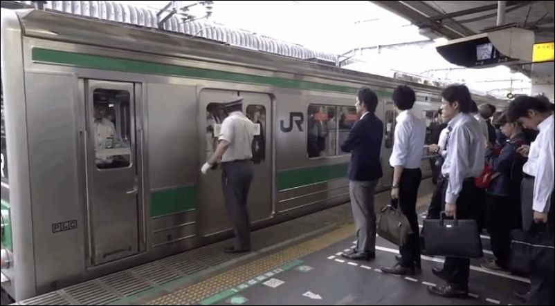Загрузка пассажиров в поезд в Японии