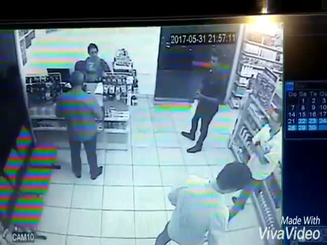 Грабитель зашел в магазин, в котором было четверо полицейских в штатском