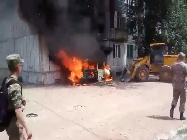 В Казахстане водитель погрузчика оттащил горящую машину от жилого дома