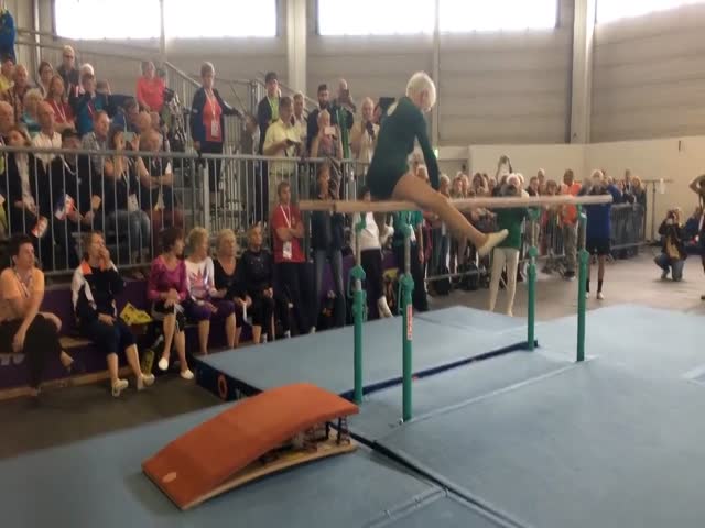 Женщина занимается гимнастикой в 91 год