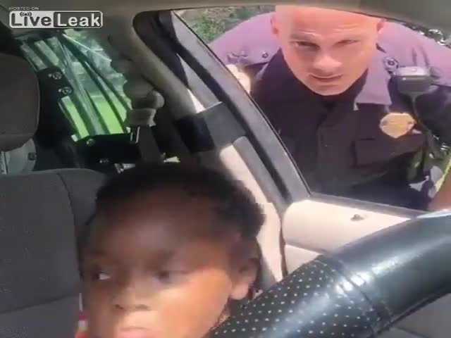 Девочка залезла в полицейскую машину, чтобы послушать музыку