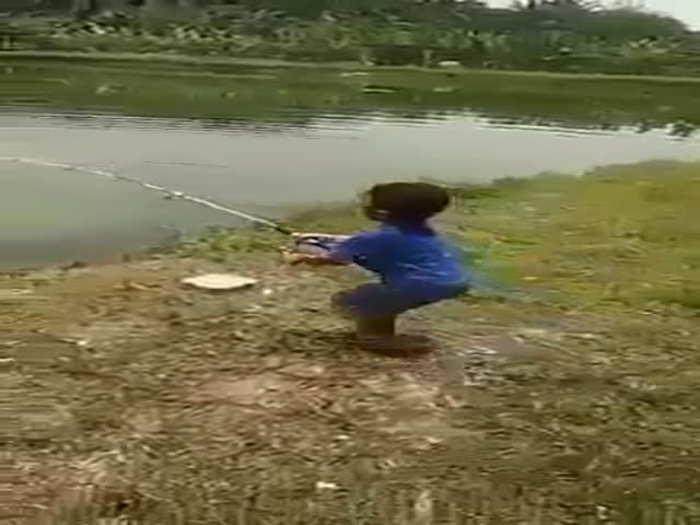 Мальчик поймал огромную рыбу