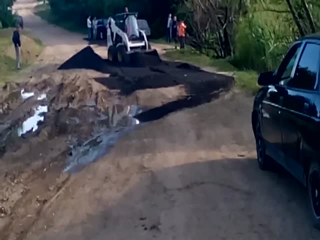 Асфальтирование грязи к приезду губернатора в Саратовской области