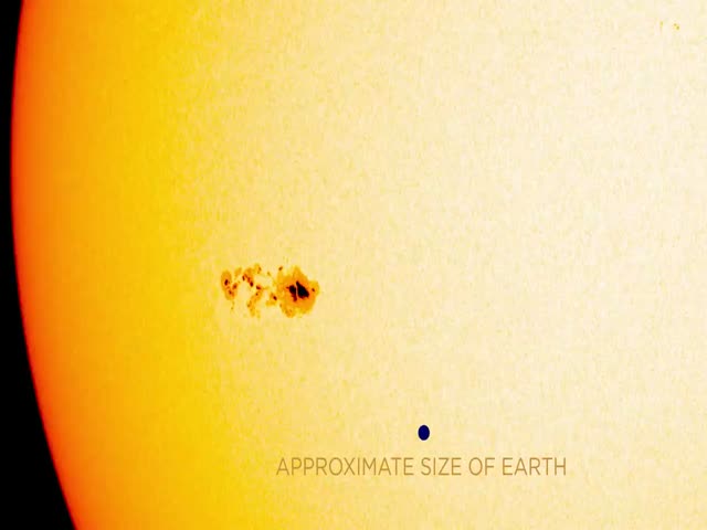 Темное пятно на Солнце, превышающее по размеру нашу планету