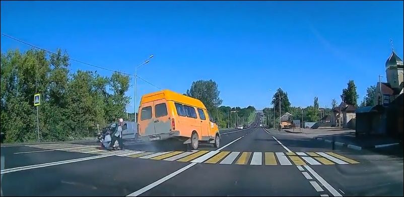 Лихач на микроавтобусе чуть не сбил бабушку на пешеходном переходе