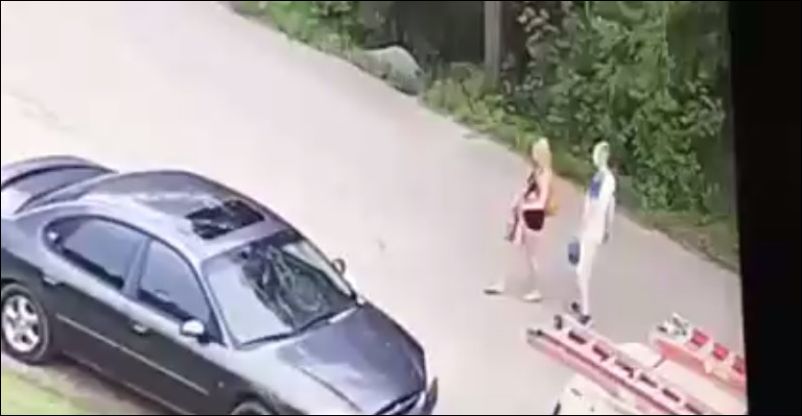 Девушка умышленно царапает чужую машину