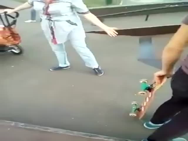 Неадекватная мать пришла на прогулку с ребенком в скейт-парк