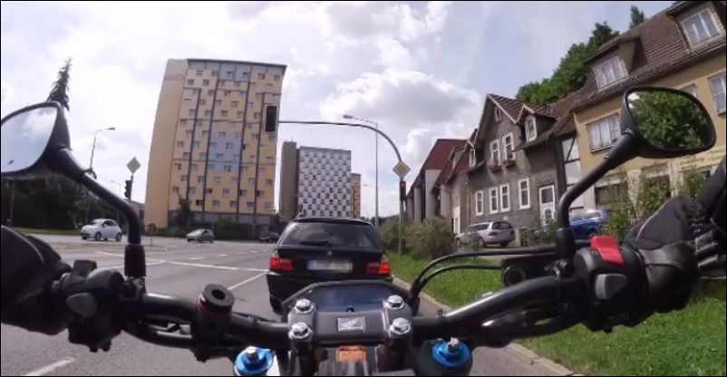 Женщина за рулем неожиданно поехала назад и сбила мотоциклиста