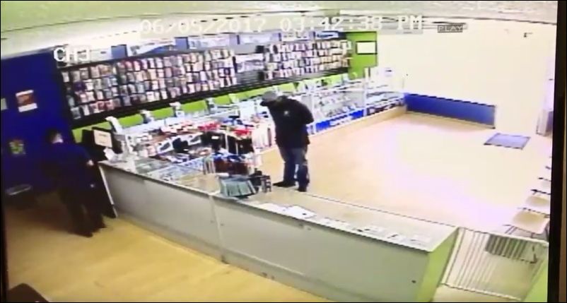 Грабитель не ожидал, что сотрудник магазина будет вооружен